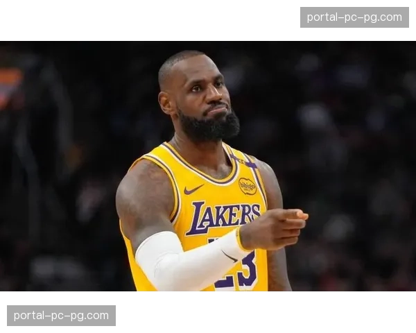 特写：在队友簇拥下，勒布朗-詹姆斯职业生涯常规赛总得分突破45000分