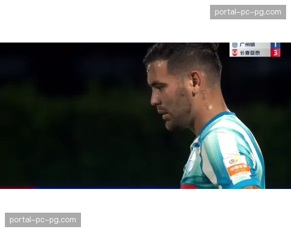 特写：第87分钟，穆科科禁区倒地VAR长时间介入检查引双方抗议